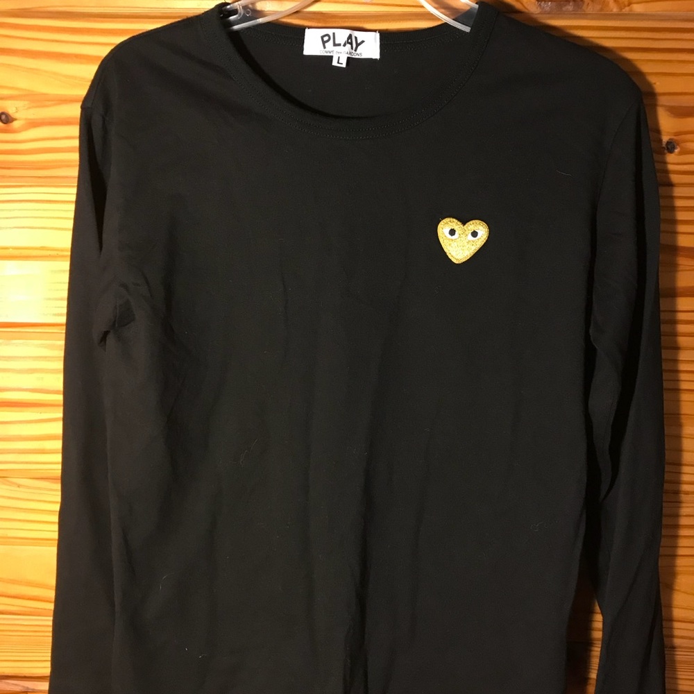 PLAY COMMEdesGARCONS Black Tee w/ Gold Heart